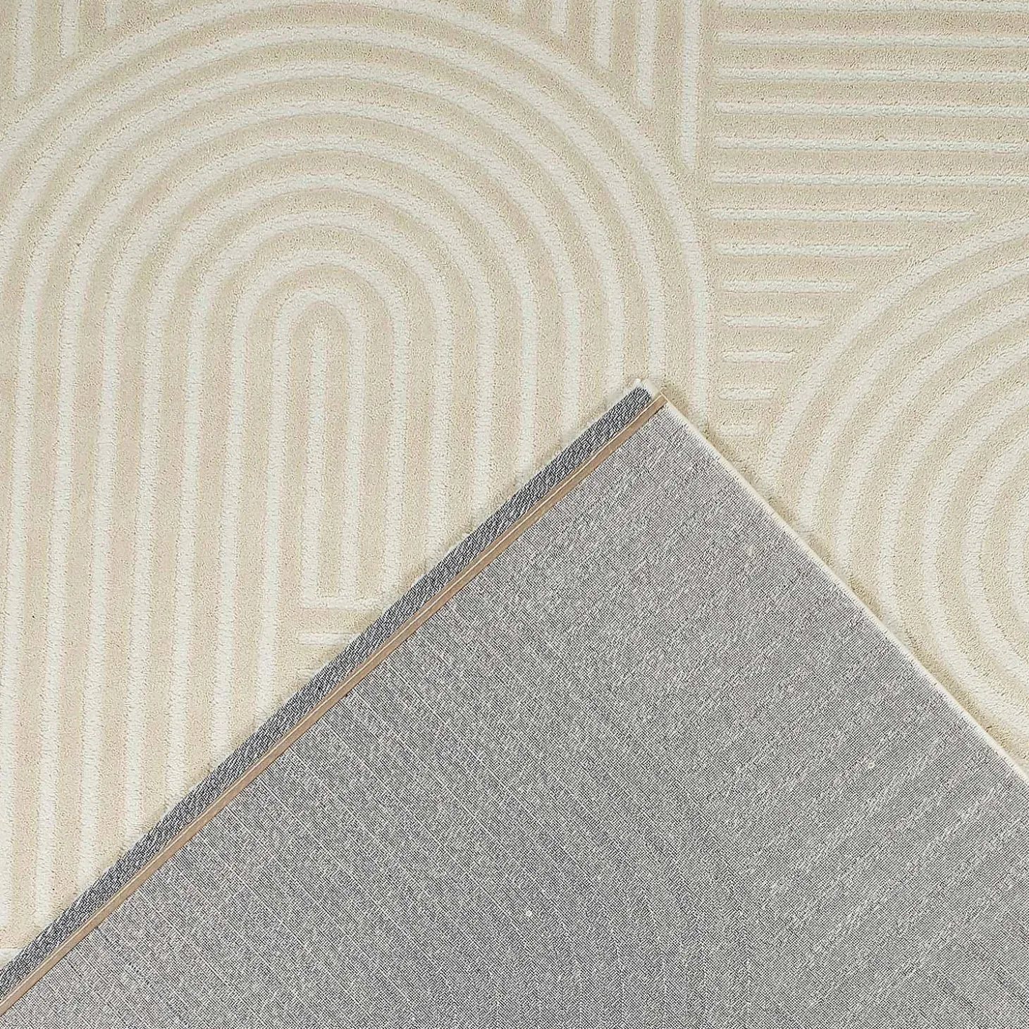 Tapete de interior creme com padrão gráfico de arcos