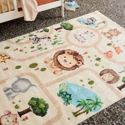 Tapete infantil branco com estampa de animais