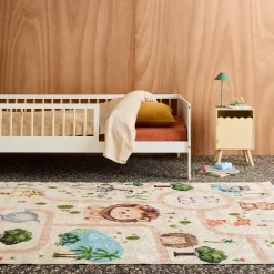 Tapete infantil branco com estampa de animais
