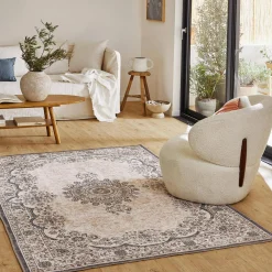 Tapete interior com padrão barroco rosa, vermelho e azul