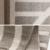 Tapete interior com padrão gráfico cinza-acastanhado