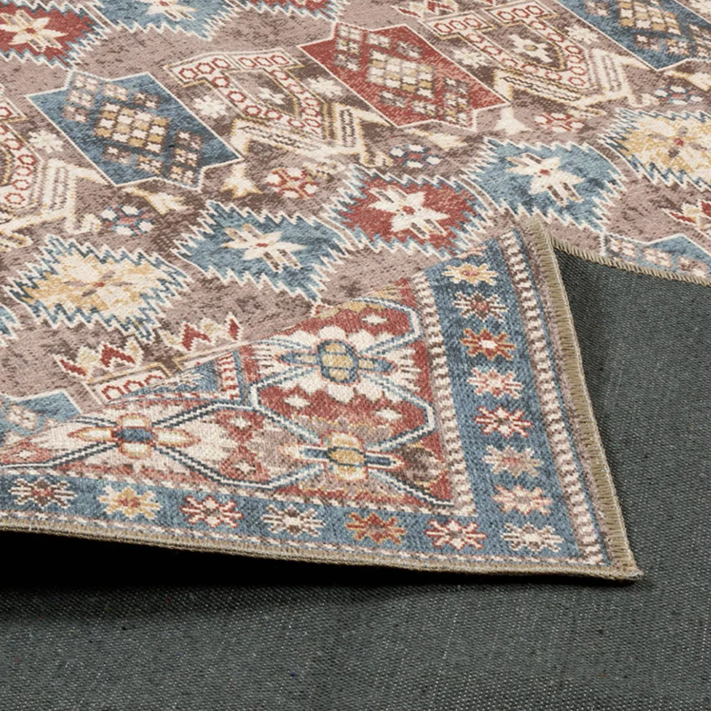 Tapete interior com padrão oriental multicolorido