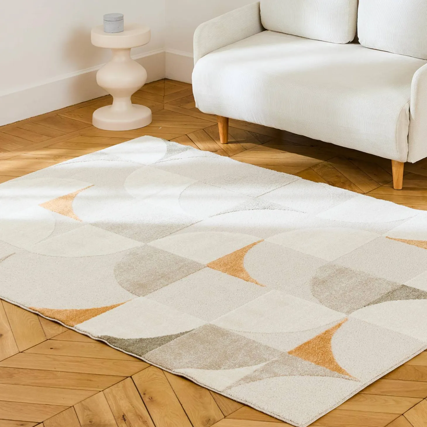 Tapete interior com padrão retro em creme