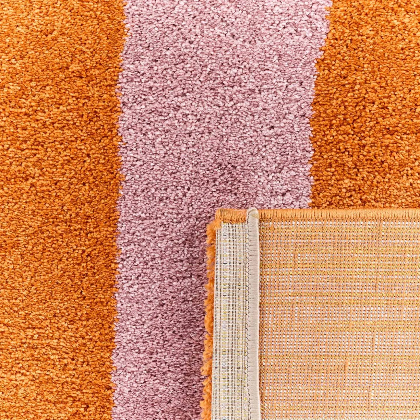 Tapete interior com riscas laranja e rosa