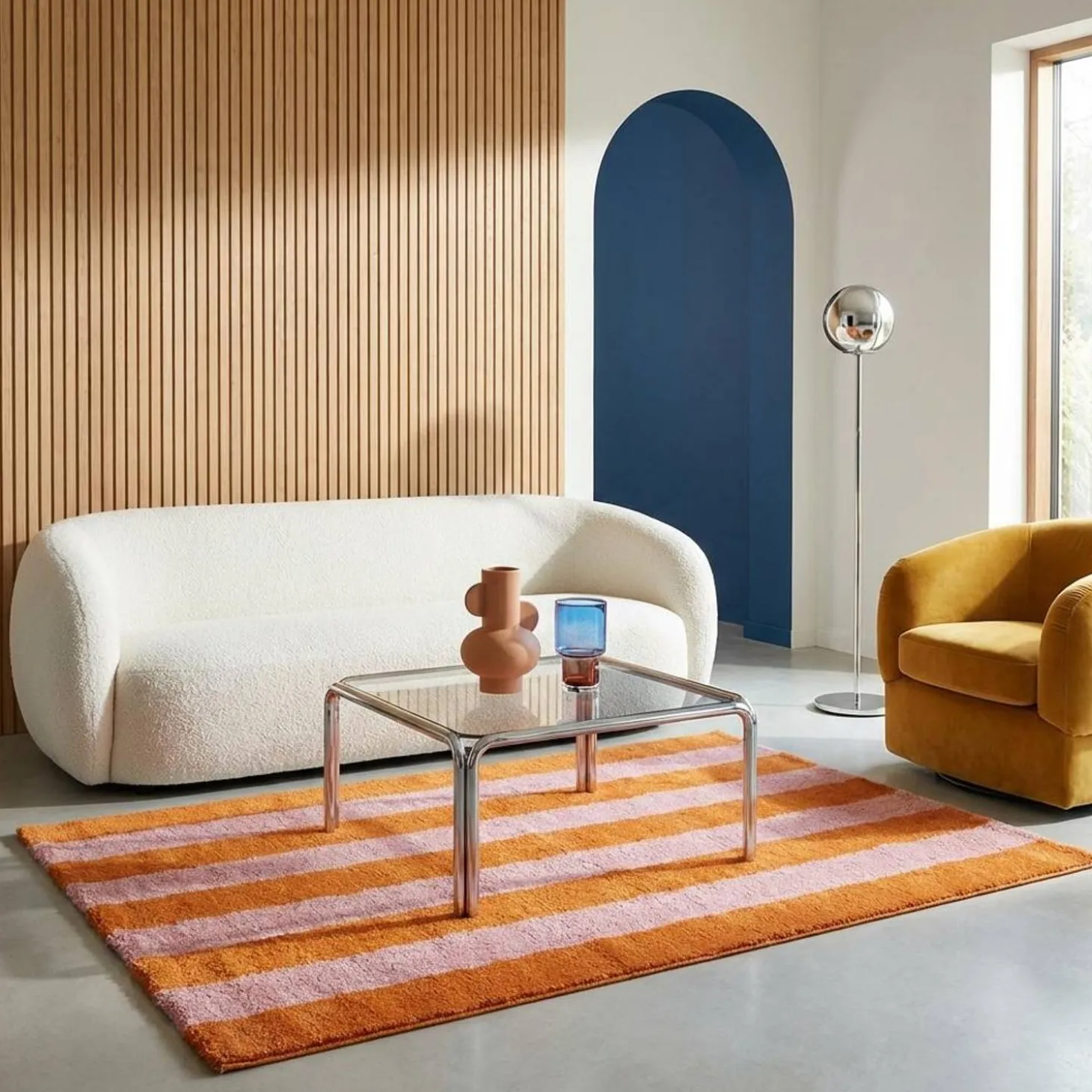 Tapete interior com riscas laranja e rosa