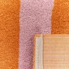 Tapete interior com riscas laranja e rosa