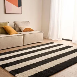 Tapete interior com riscas pretas e brancas