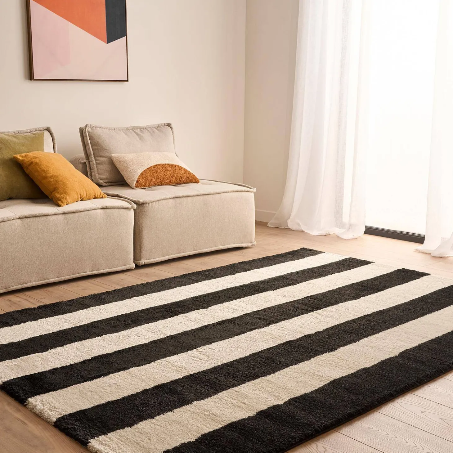 Tapete interior com riscas pretas e brancas