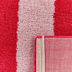 Tapete interior com riscas vermelhas e rosas