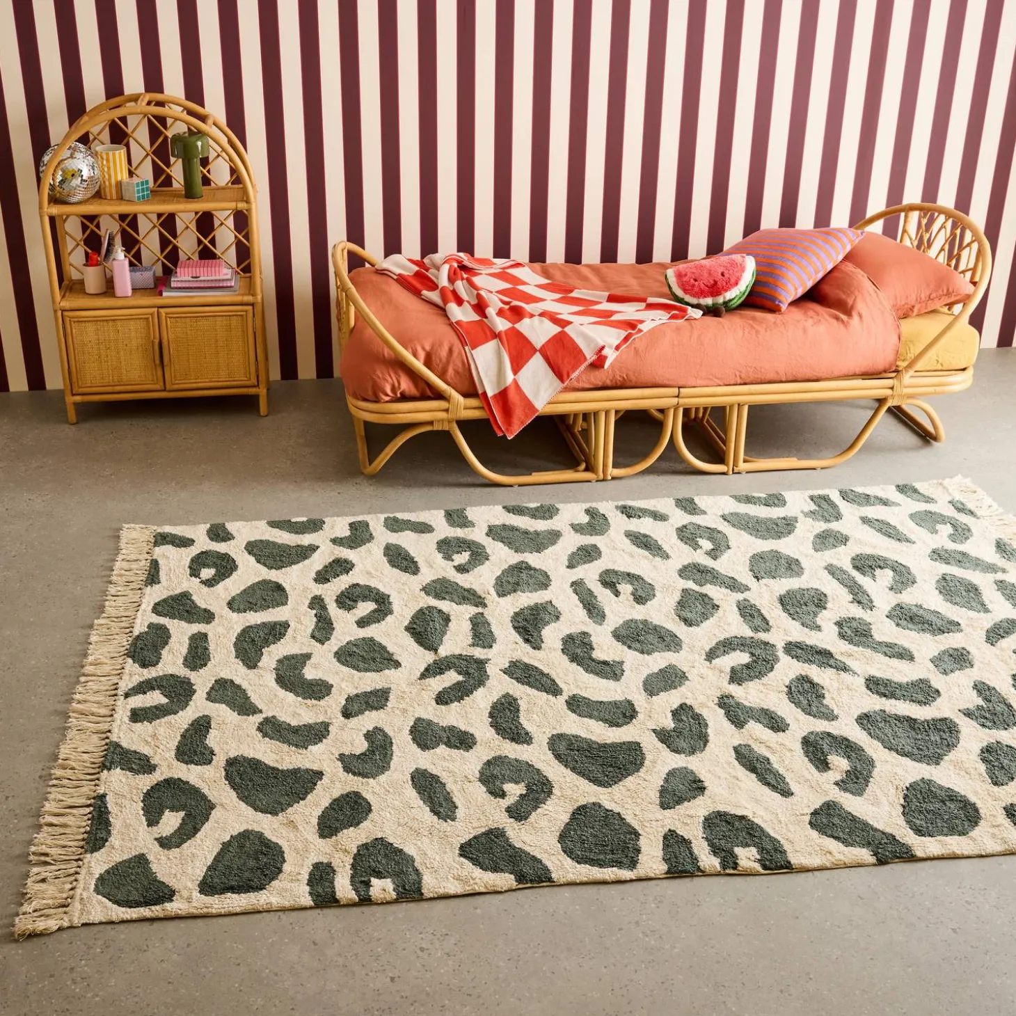 Tapete interior de algodão com padrão salpicado verde escuro com franjas
