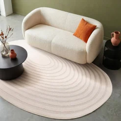 Tapete interior em forma de seixo com padrão circular creme