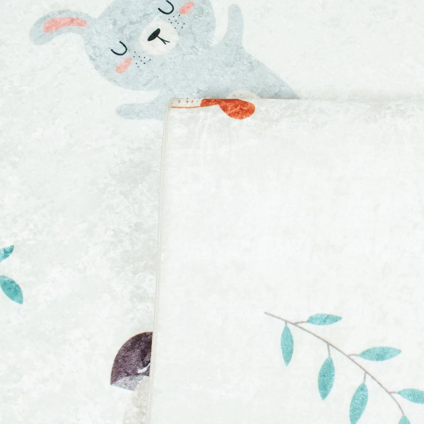 Tapete interior infantil branco estampado com animais
