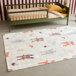 Tapete interior infantil branco estampado com animais
