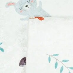 Tapete interior infantil branco estampado com animais
