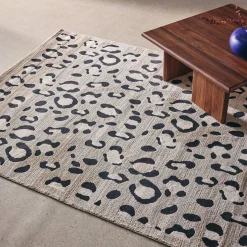 Tapete interior padrão leopardo bege