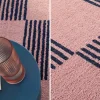 Tapete interior quadriculado azul e rosa