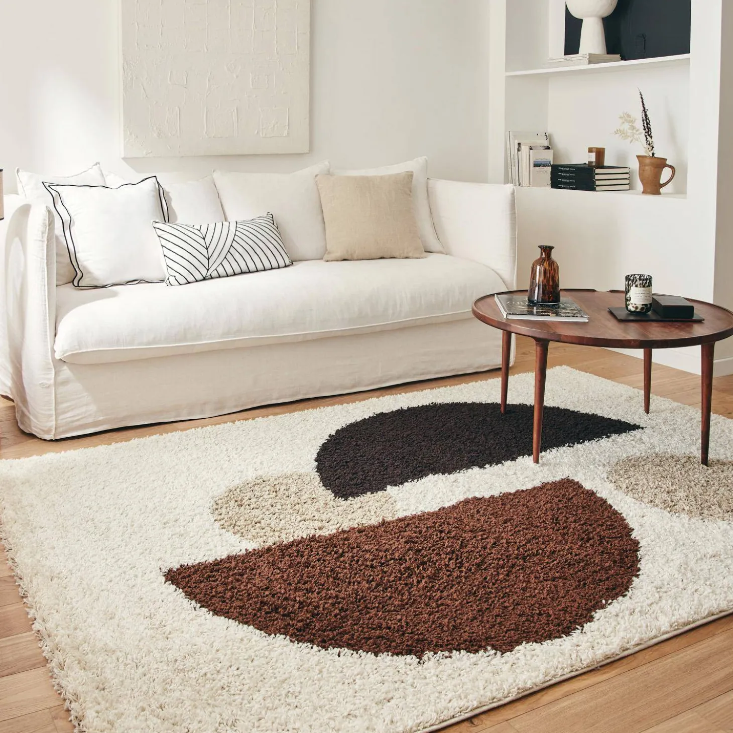 Tapete interior shaggy com padrões circulares bege, marrom, preto