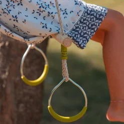 Trapézio de madeira com argolas metálicas para pórtico