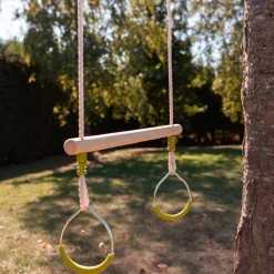 Trapézio de madeira com argolas metálicas para pórtico